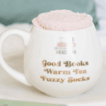 Gavesæt med krus og sokker - Good Books, Warm Tea, Fuzzy Socks