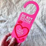 DO NOT DISTURB - Busy Reading SMUT dørhænger (Spicy edition)