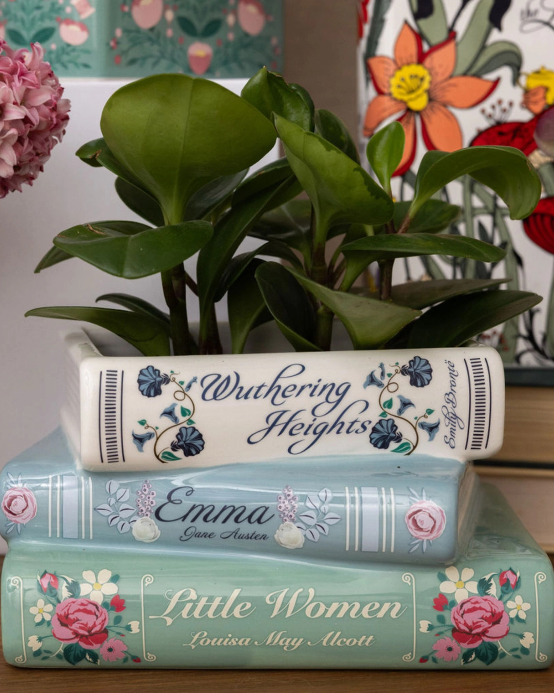 stacked-books-planter-romance_grigorianprint.dk Bogvase Urtepotte Romance – Wuthering Heights/Emma/Little Women - Billede 1