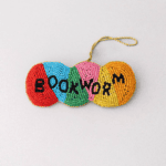 Bogorm ophæng med perler - dekoration til bogelskere